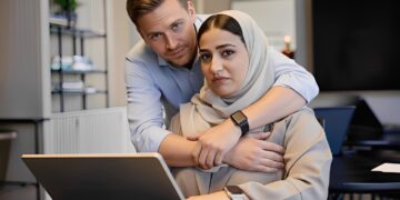 Yasmin (33): “Mijn ouders vinden dat ik moet trouwen binnen onze cultuur, maar ik ben verliefd op een Nederlandse man”