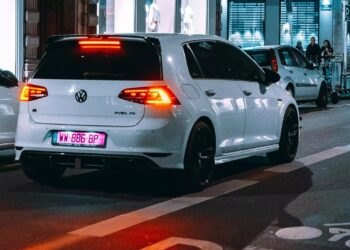 Binnenkort kan je auto’s met een roze kentekenplaat tegenkomen: dit betekent het!