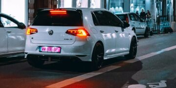 Binnenkort kan je auto’s met een roze kentekenplaat tegenkomen: dit betekent het!