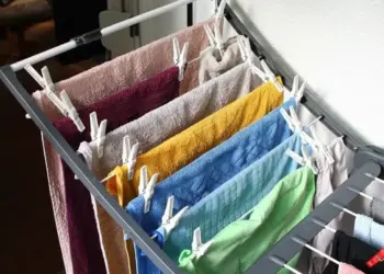 Artsen waarschuwen: Droog je was nooit aan een droogrek in huis