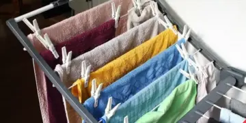Artsen waarschuwen: Droog je was nooit aan een droogrek in huis