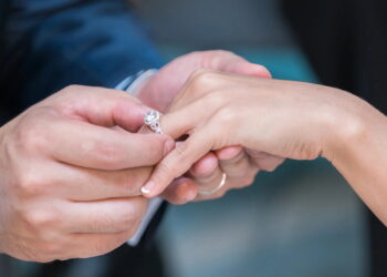 Kerstgeluk: bekende realityster verloofd na verrassend aanzoek in het buitenland