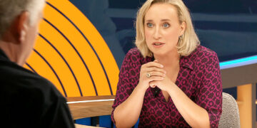 Eva Jinek schaart zich achter Antoinnette Scheulderman in strijd tegen Johan Derksen