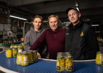 Oos Kesbeke kleedt hele augurkenfabriek in designermerk: dit is waarom