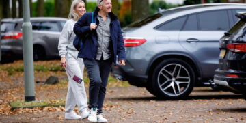 Hélène Hendriks onder druk: 67-jarige vriend Frans wil haar vaker thuis