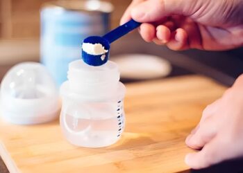 NVWA roept met spoed deze babyvoeding terug: ”Geef dit absoluut niet aan je kind”