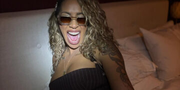 Glennis Grace betast tijdens optreden: was het echt een oude opa?