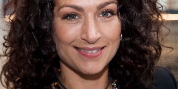 Zorgen om Eva van de Wijdeven: geruchten over dakloosheid en rondzwerven in Apeldoorn