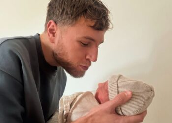 Freek deelt hartverwarmende update: zo geniet hij van het leven met Suzan & baby Sef