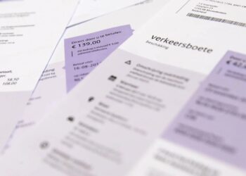 Boete van 440 euro houdt mensen niet van hun telefoon achter het stuur: dit werkt wél