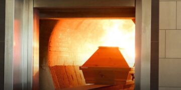 Uitvaartondernemer laat schokkende waarheid achter kist zien