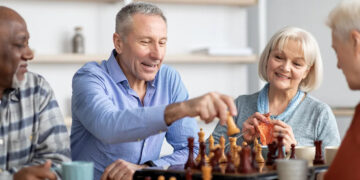 Het kabinet doet een belofte aan ouderen maar experts zeggen dat het lang niet genoeg is