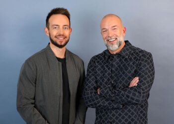 Kijkers reageren massaal op de nieuwe commentatoren van het Songfestival en ze zijn het volledig eens
