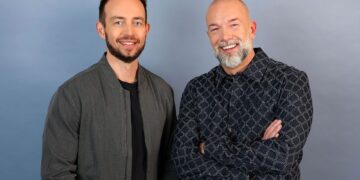 Kijkers reageren massaal op de nieuwe commentatoren van het Songfestival en ze zijn het volledig eens
