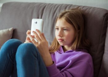 Politie waarschuwt ouders voor trend die razendsnel rondgaat onder meisjes