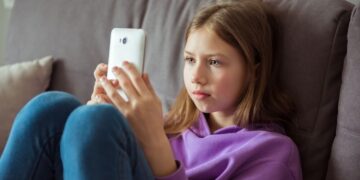 Politie waarschuwt ouders voor trend die razendsnel rondgaat onder meisjes