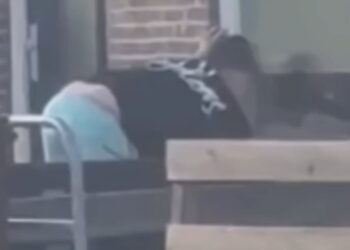 Uitgelekte beelden: vader Mart Hoogkamer met vuurwapen: ‘Situatie escaleert volledig’