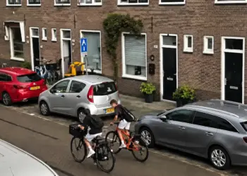 Schokkende beelden: moeder filmt het moment waarop haar zoon vol geraakt wordt door bliksem