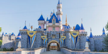 Schokkend moment in disneyland: jongen valt 15 meter uit attractie