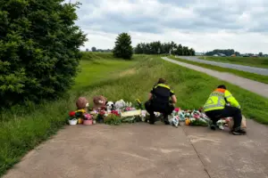 Bizar: auto vliegt wéér uit de bocht en scheurt recht op rouwenden af bij rampplek