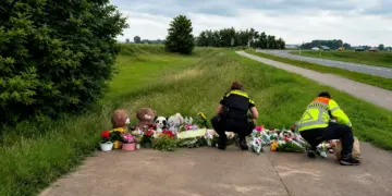 Bizar: auto vliegt wéér uit de bocht en scheurt recht op rouwenden af bij rampplek