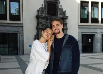 Jade Anna van Vliet en Kenneth Taylor delen het mooiste nieuws en hun woorden zeggen alles: ‘Hart is vol’