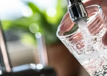 Ziekmakende bacterie ontdekt in drinkwater: inwoners krijgen dringend NL-Alert