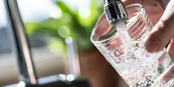 Ziekmakende bacterie ontdekt in drinkwater: inwoners krijgen dringend NL-Alert