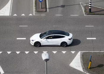 De minister spreekt zich uit over misleidende cijfers rond zelfrijdende auto’s en de timing roept vragen op