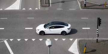 De minister spreekt zich uit over misleidende cijfers rond zelfrijdende auto’s en de timing roept vragen op