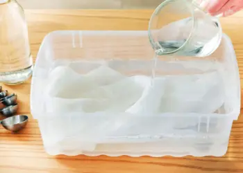 Gooi dit bij de witte was en je kleding wordt witter dan ooit, ZONDER bleek te gebruiken (supertip)