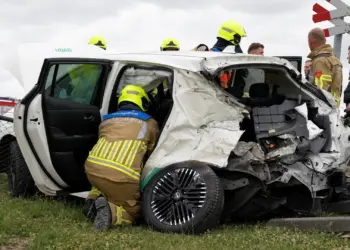 Hulpdiensten massaal uitgerukt na botsing tussen trein en taxi met twee kinderen