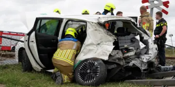 Hulpdiensten massaal uitgerukt na botsing tussen trein en taxi met twee kinderen