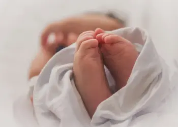 Geweldig babynieuws voor deze bekende Nederlander – de foto’s zijn te schattig!