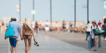 Met je badkleding over straat lopen? Dat kan je duur komen te staan in dit land