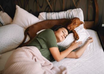 Huisdier in bed? Dit onverwachte risico houdt veel mensen niet voor mogelijk
