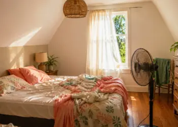 Met deze simpele truc is je slaapkamer in 20 minuten een stuk koeler