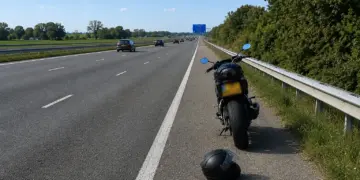 Zie je een motorhelm achter een stilstaande motor liggen, stop dan onmiddellijk!