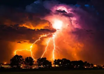 Tropische hitte zorgt in de vanavond voor flink noodweer: hier gaat het vanavond helemaal los!