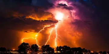 Tropische hitte zorgt in de vanavond voor flink noodweer: hier gaat het vanavond helemaal los!