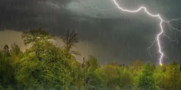 Tropische hitte zorgt in de vanavond voor flink noodweer: hier gaat het vanavond helemaal los!