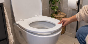 Schuift jouw wc-bril steeds opzij? Met deze simpele truc is dat verleden tijd