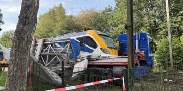 Trein met 150 reizigers botst op vrachtwagen vol betonblokken: ravage is enorm