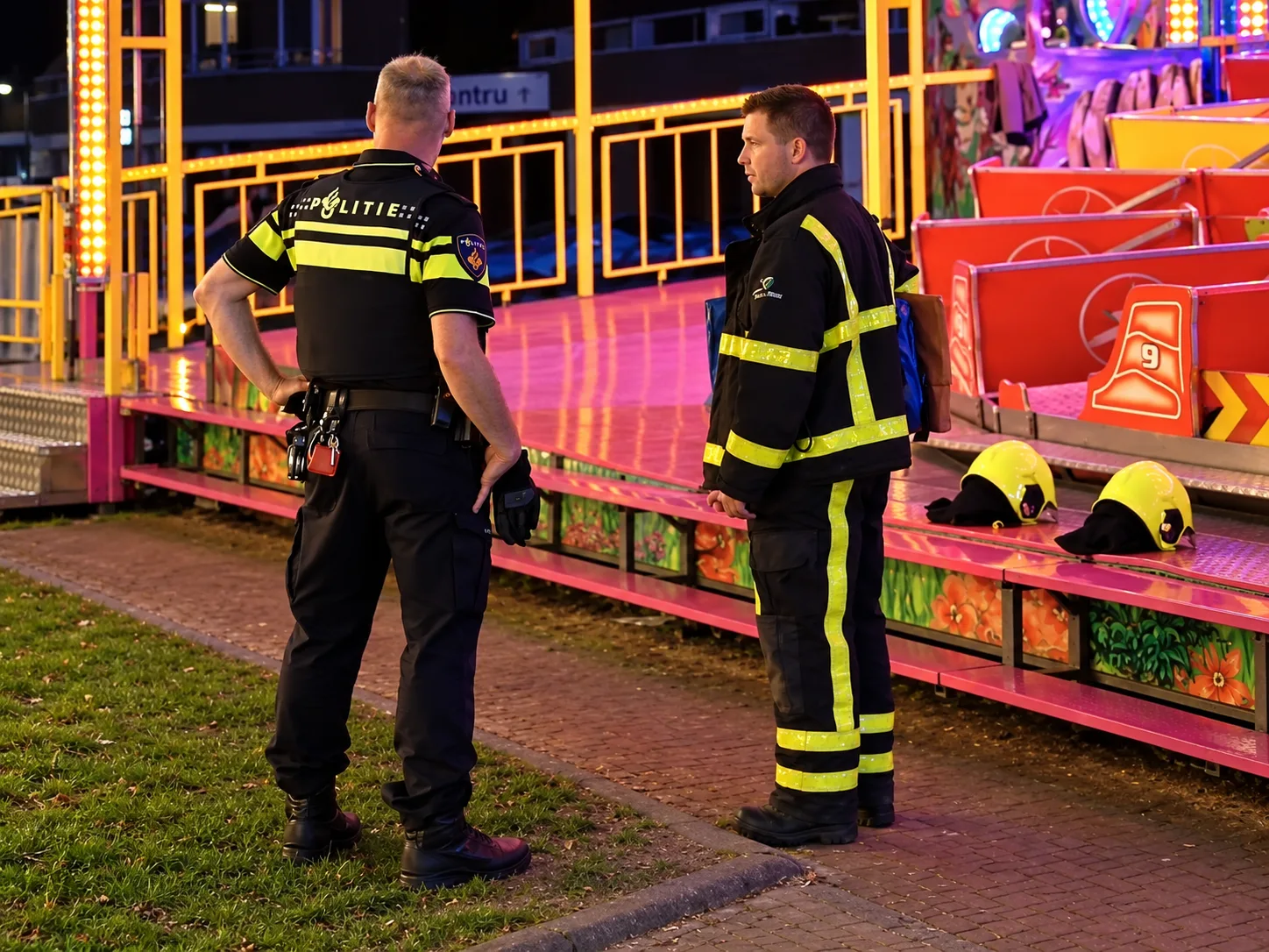 Vreselijk ongeluk: meisje (18) valt uit draaiende kermisattractie en overlijdt