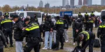 Politie treedt op bij Malieveld in Den Haag: dit is waarom jongeren worden aangehouden