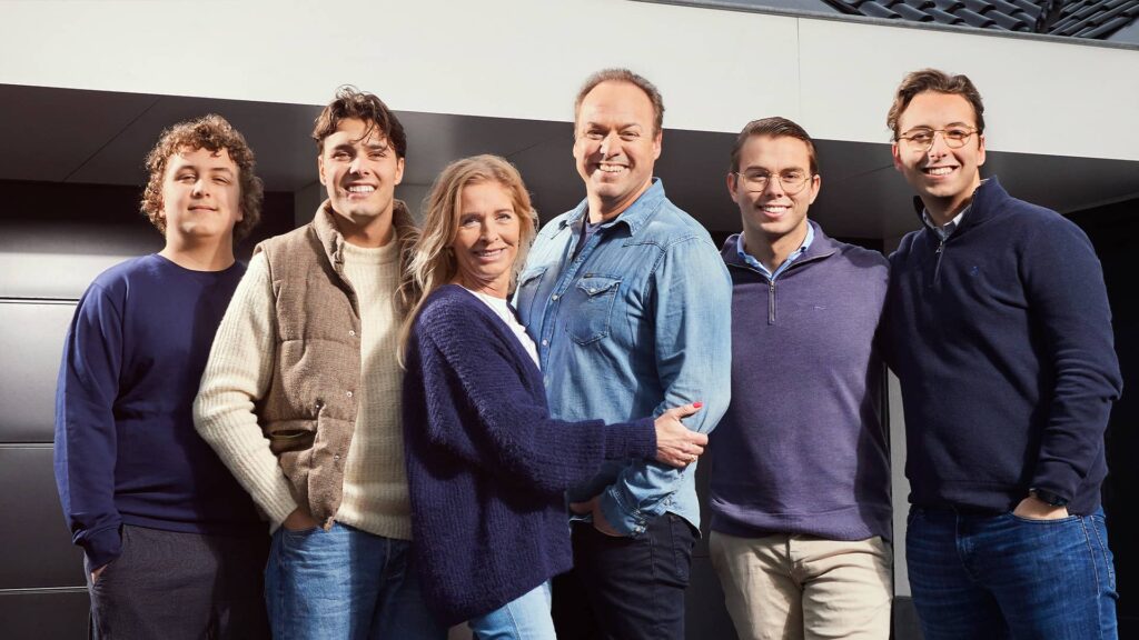 Frans Bauer laat zijn kinderen zien hoe hij vroeger leefde, en dat valt niet bij iedereen in goede aarde