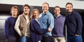 Frans Bauer laat zijn kinderen zien hoe hij vroeger leefde, en dat valt niet bij iedereen in goede aarde