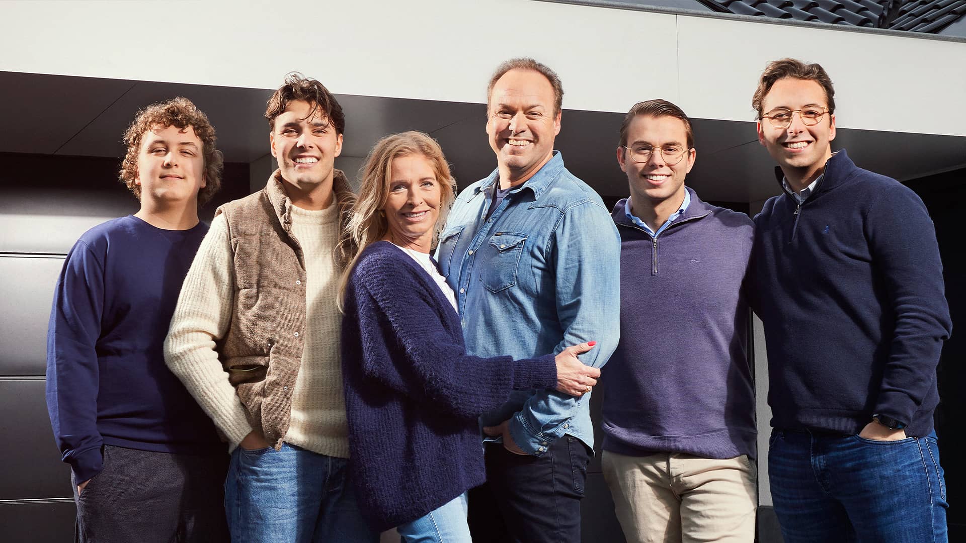 Frans Bauer laat zijn kinderen zien hoe hij vroeger leefde, en dat valt niet bij iedereen in goede aarde