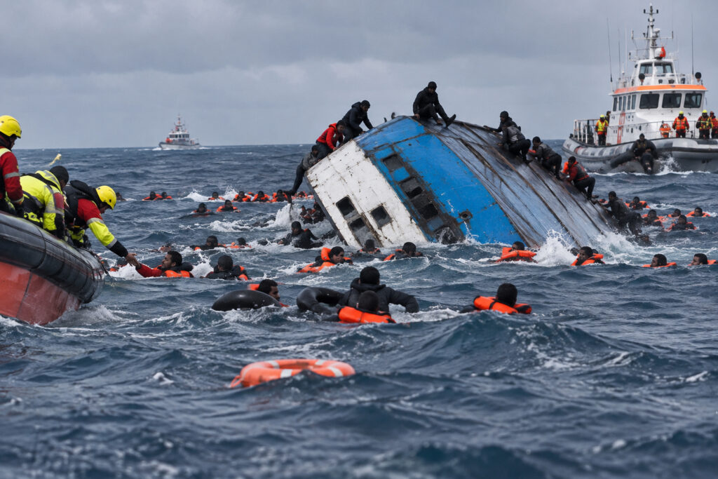Drama op zee: Zeker 139 doden nadat een overvol migrantenschip kapseist voor de kust